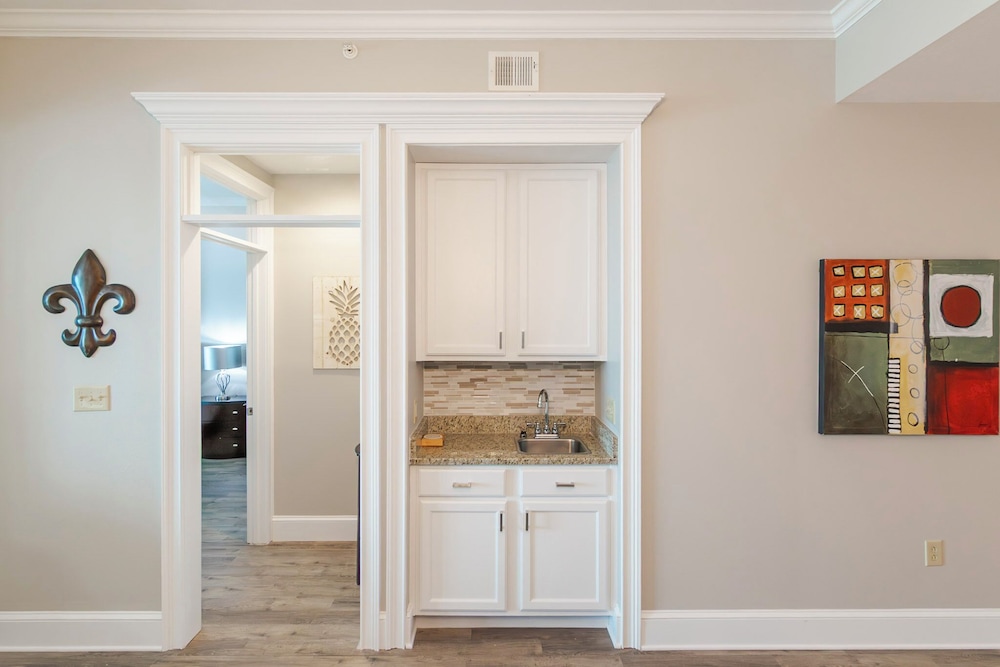 Penthouse Condo in Legacy Tower 1-1403 - Beachview 3 Bedroom 2 Bath Furnished