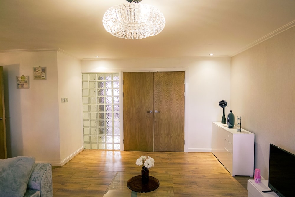 Stunning Holiday Stay With Free Gym and Parking view 5