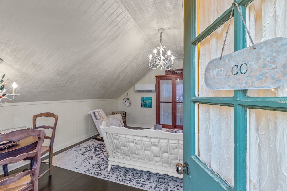 Serendipity 1 Bedroom Cottage by Redawning view 4