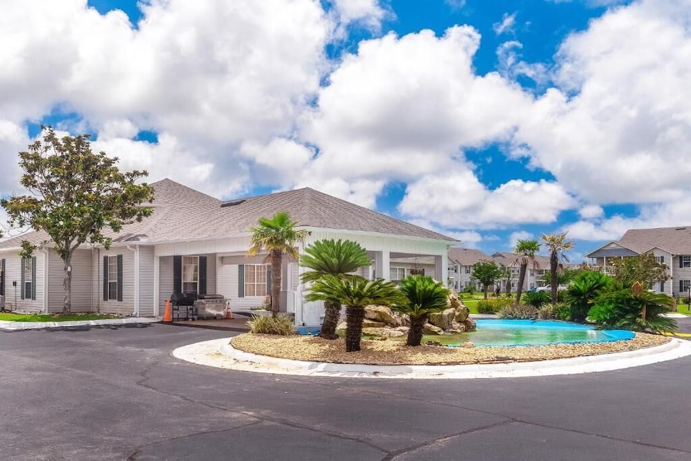Charming 2BR Condo w/ Private Balcony in Gulf Shores, Pool, Hot Tub