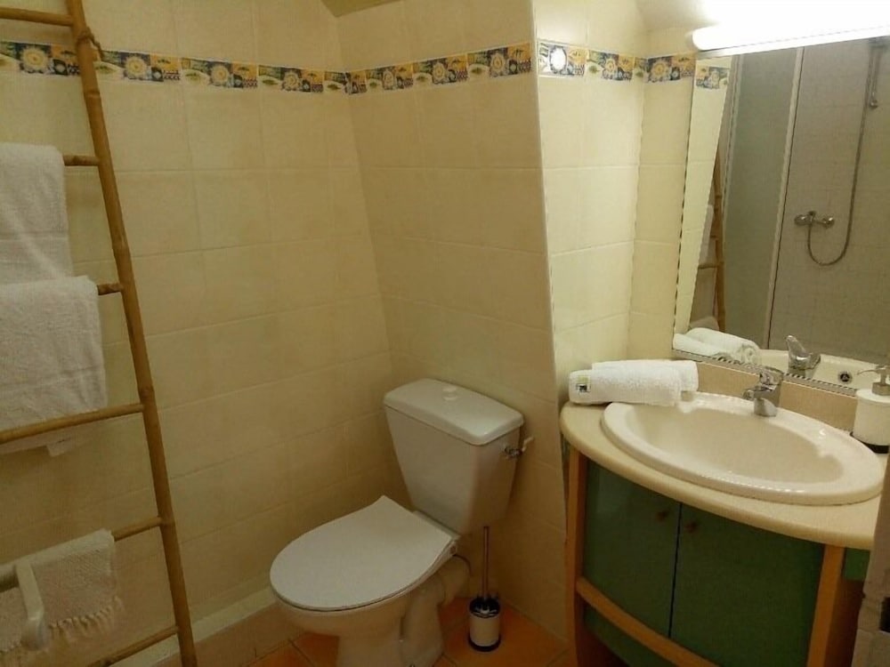 La Jacotiere en Pontorson — bathroom