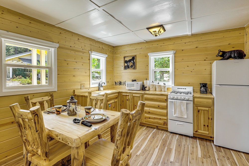Walk to Water: Cozy Cabin in Green Valley Lake!