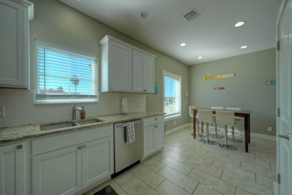 Sleeps 19 2 Homes w/ Pool, Foosball+shuffleboard Mins to the Beach + Shops