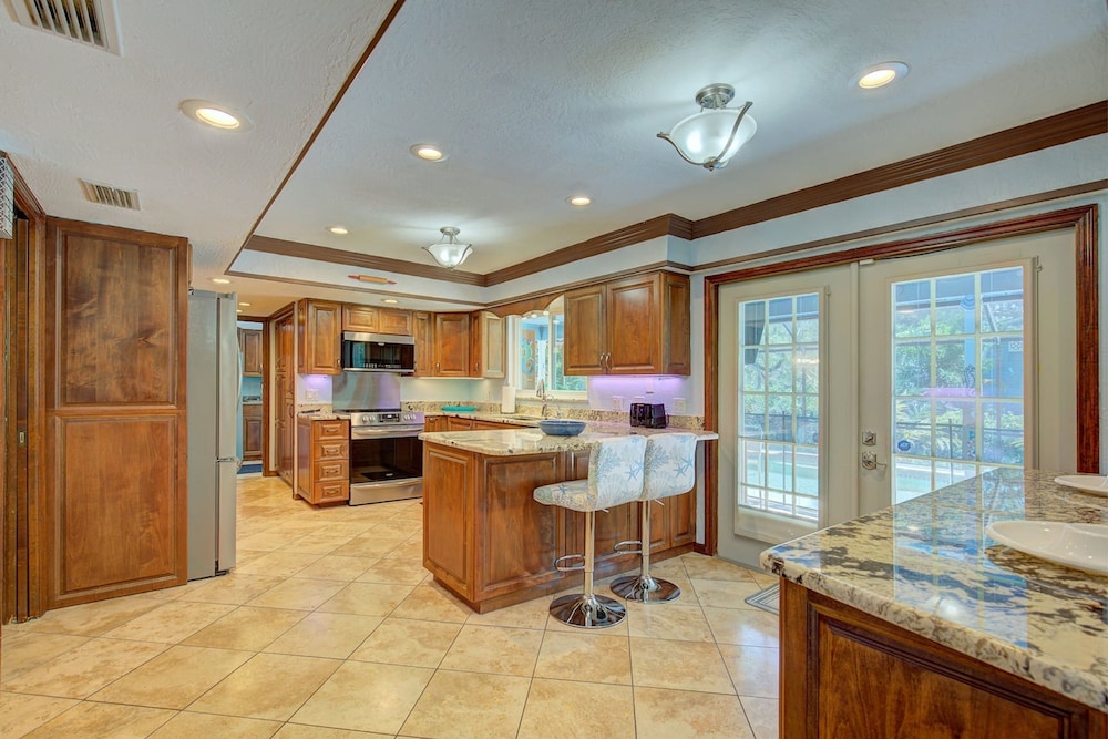 Spacious 4 3 Retreat- Heated Pool-playroom