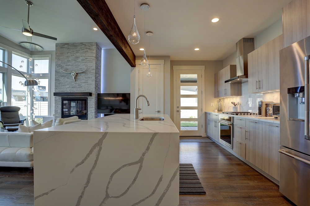 Ruby Peak *30 Day Minimum 4 Bedroom Home by RedAwning