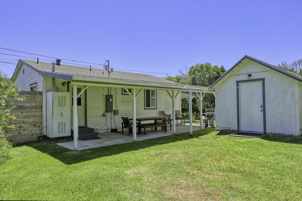 531 Honolulu Avenue 2 Bedroom Home by RedAwning view 5