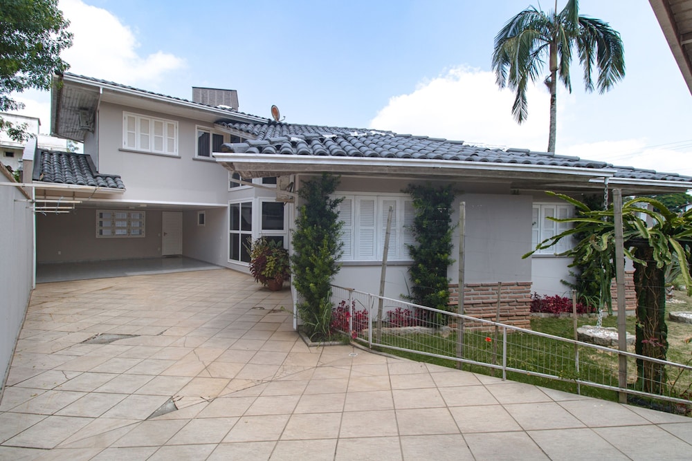 Casa com Piscina Churrasq e Wi-fi em Crici ma SC