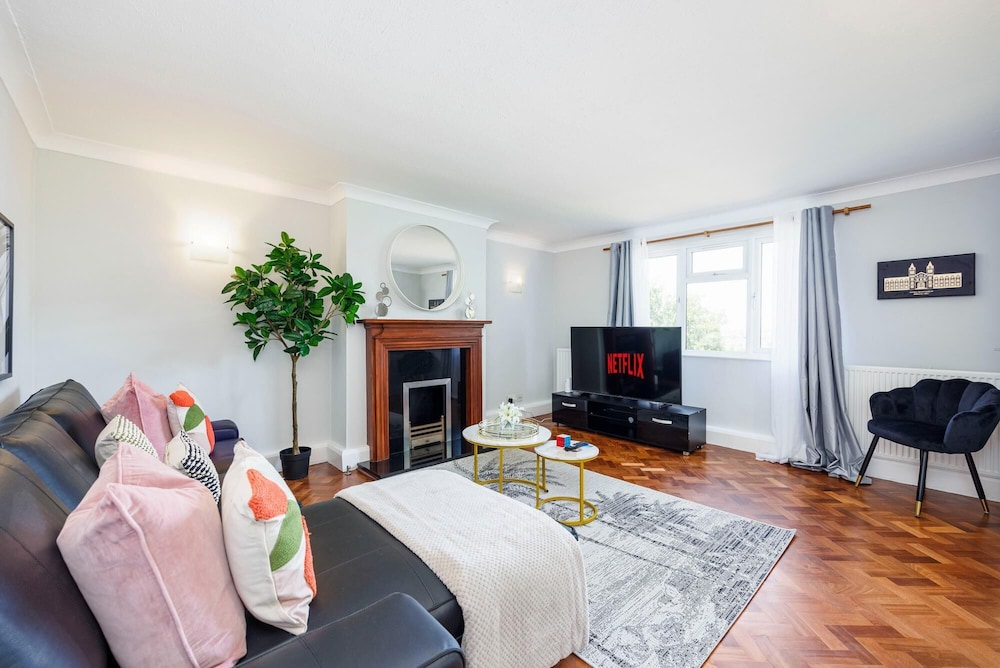 Convenient and Stylish 2-bed Apartment in Croydon view 5