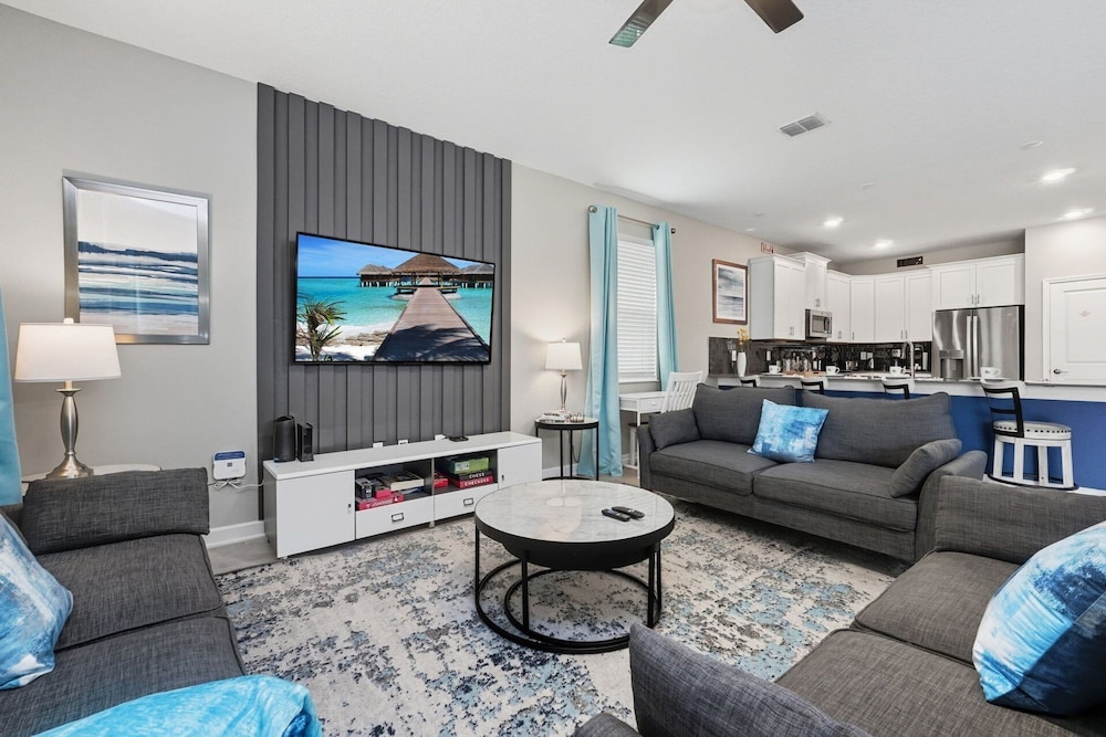ChampionsGate Resort 10 Bedroom Vacation Home - Includes resort clubhouse amenity access! 10 Home