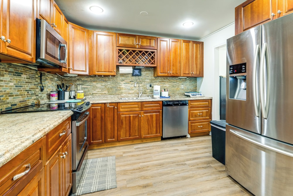 3 Mi to Dulles Airport: D.c. Area Townhome