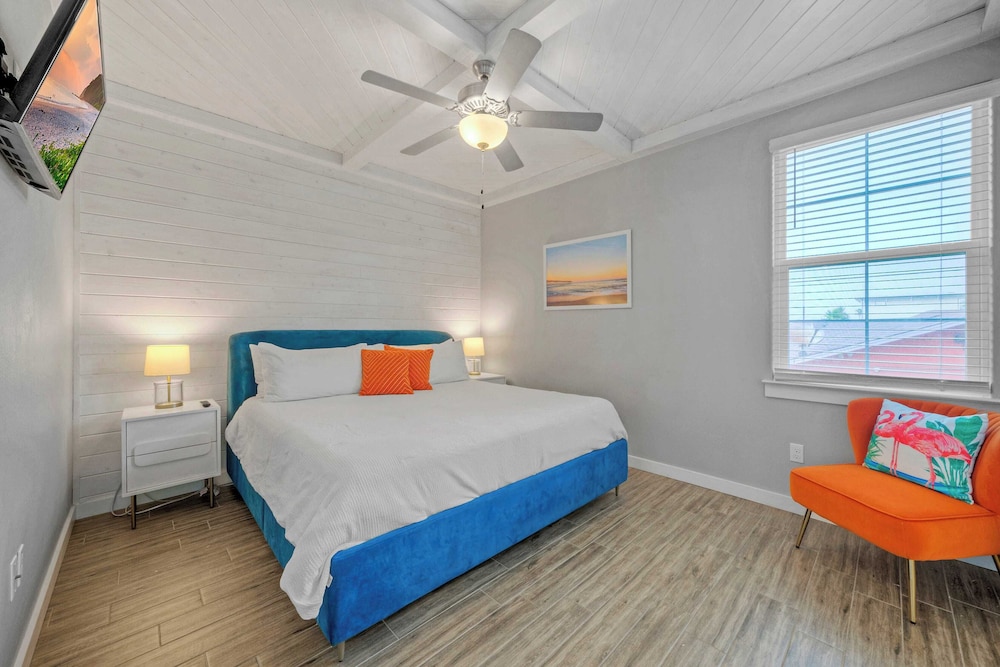 Saltwater Pool, Rooftop Deck w/ View, Near Beach The Blue Crab by Avantstay