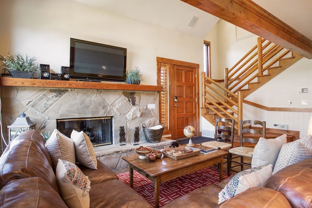 Deer Lake Village at Deer Valley Resort - Four Bedroom Condo with Hot Tub #2477 4 Condo
