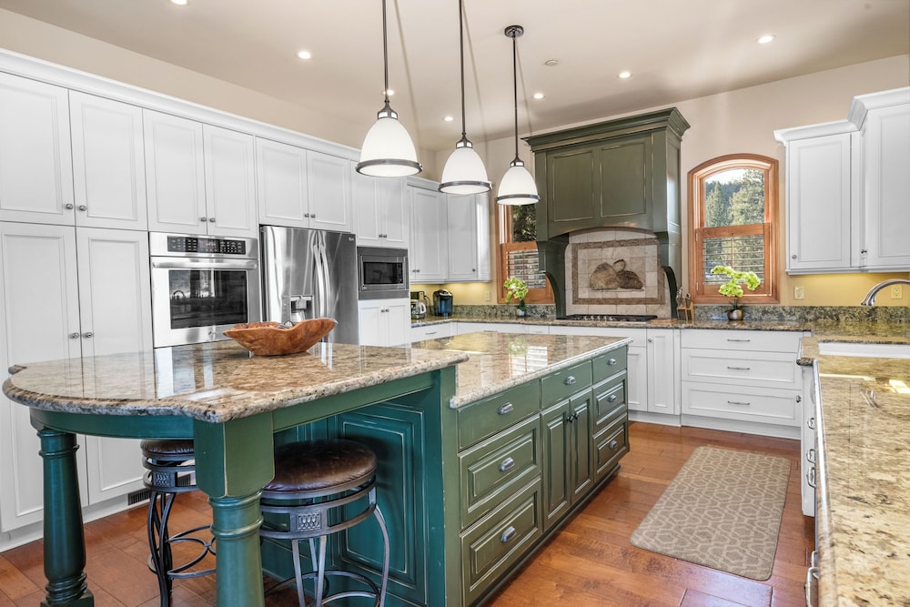 Boulder Cove Lakefront Estate