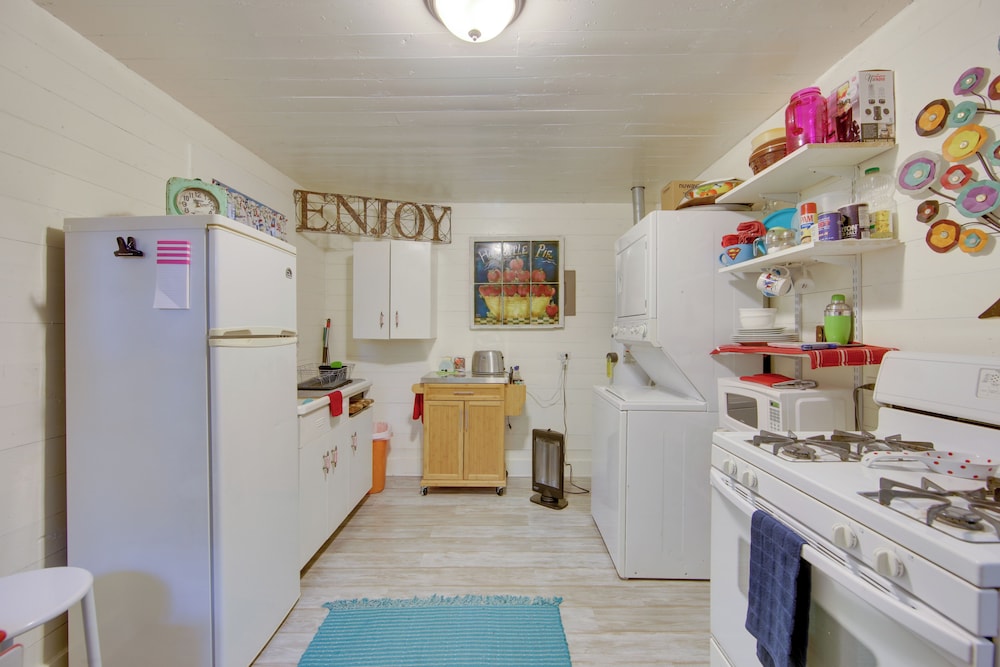 Marshall Vacations - Historic Marshall Log Cabin < 1 Mi to Dtwn! - Property Image 4