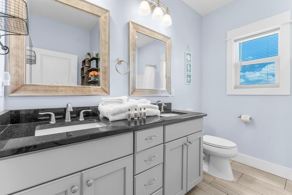Pet Friendly Beach House - Beach Hop