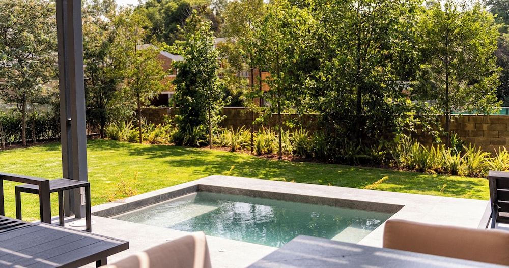 Casa Cundi-Contemporary Living in Nature