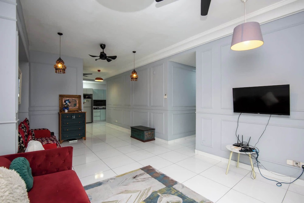 Stylish 4BR Near Paradigm Mall, Pool, Free Parking