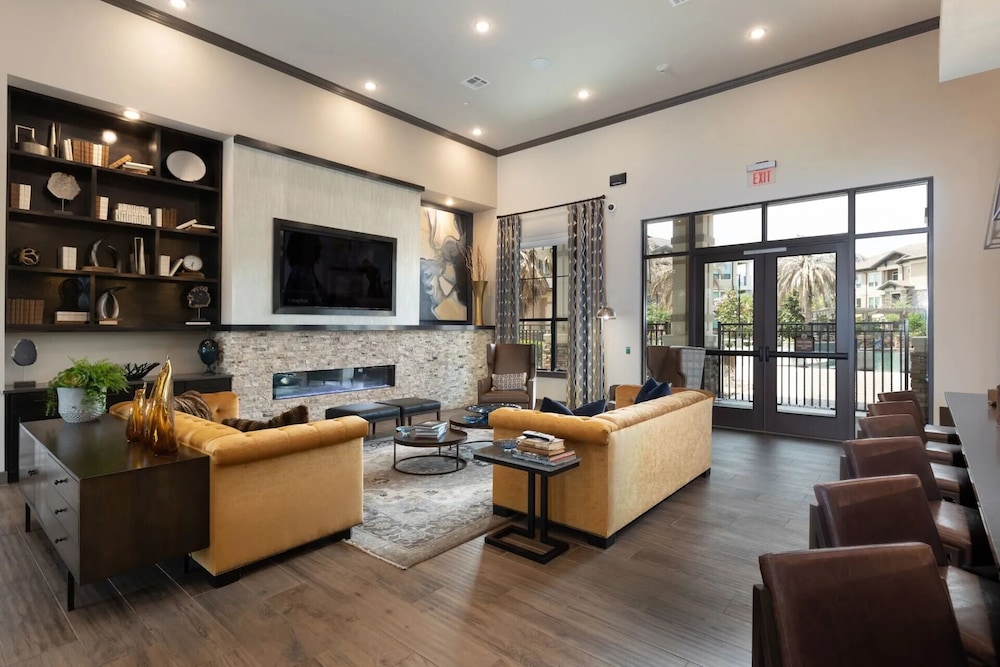 Landing Apartments Near Laurel Park