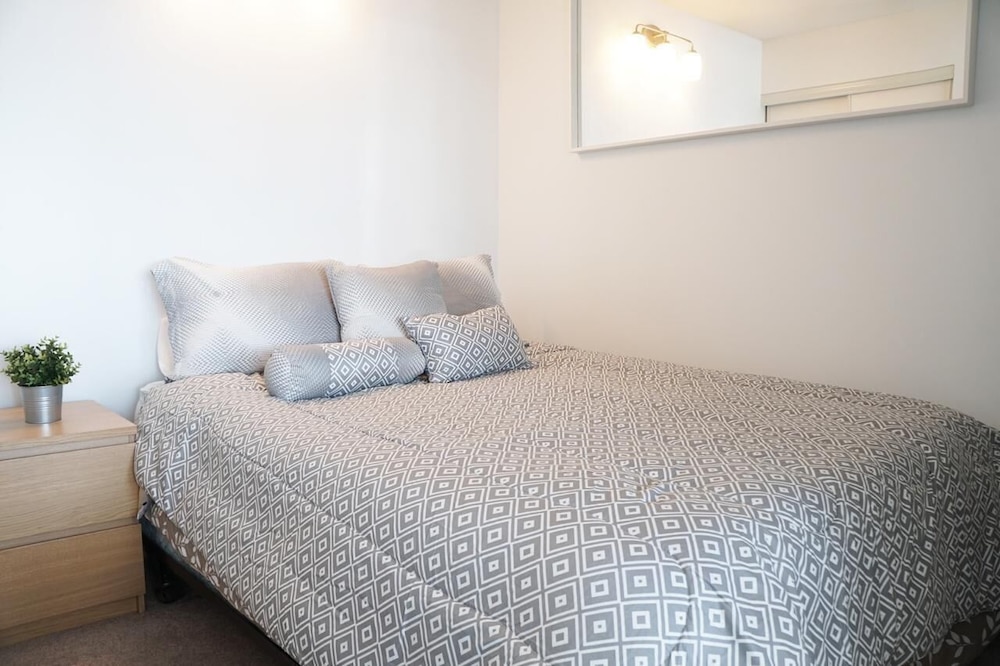 City Place 2 BDRM Downtown with Parking - Image 5