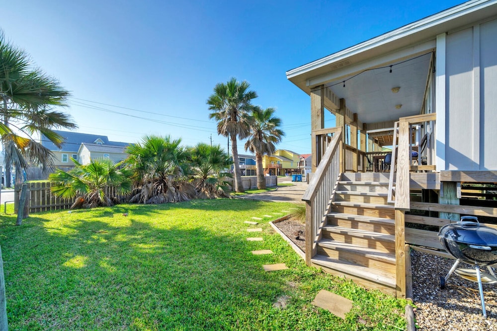 Dual Port A Cottages 2 Complete Homes Walk to the Beach Patio Fully-equipped Kitchens