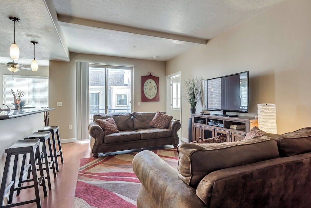 Condo Near Convention Center Sleeps 9