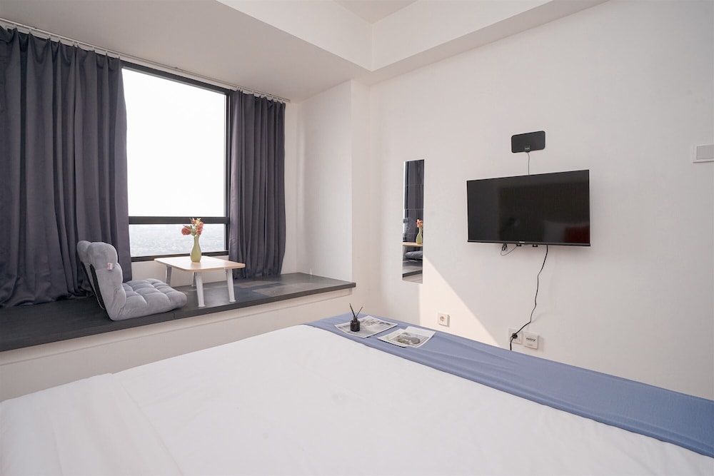 Comfortable Studio Room at Collins Boulevard Apartment