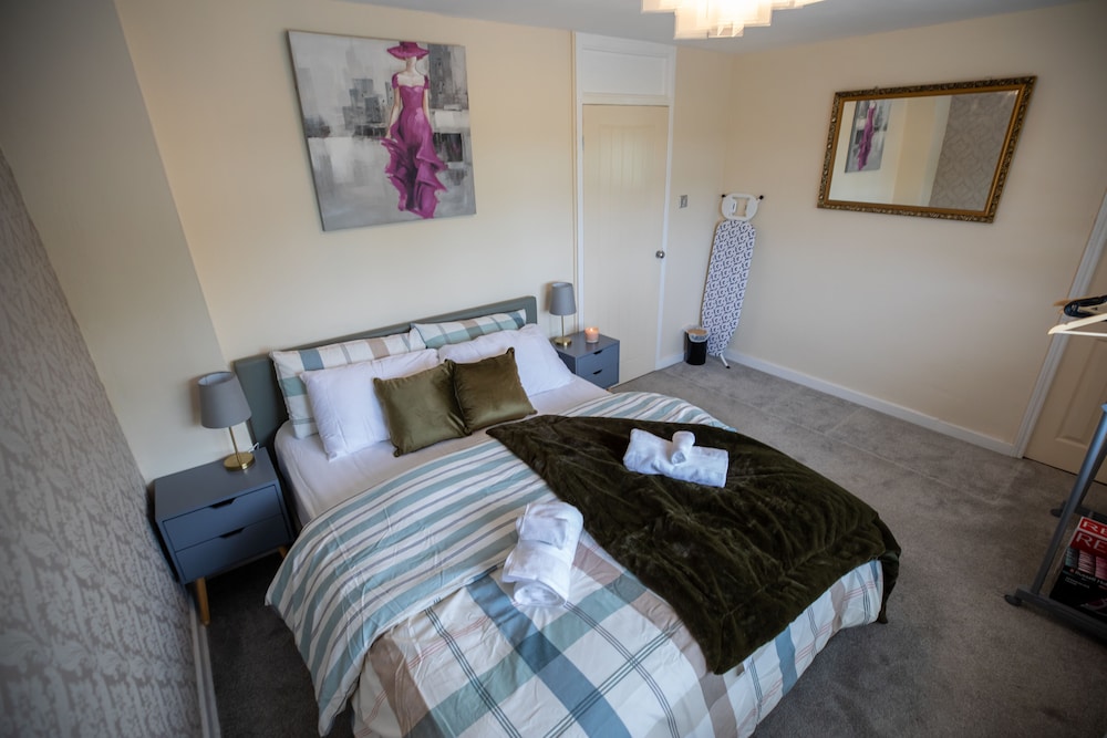 5star Serviced Homes- Free Wifi & Parking, Office view 3