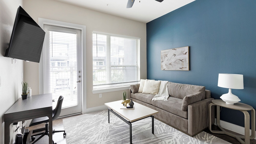 Landing Beautiful 1bd, Courtyard, Clubhouse