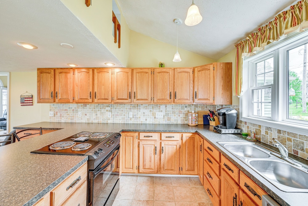 Scenic Views: Spacious Webster Lake House!