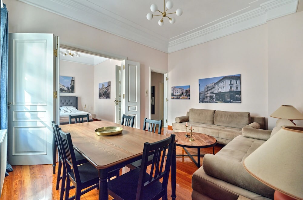 Elegant Apartment in Parliament Square