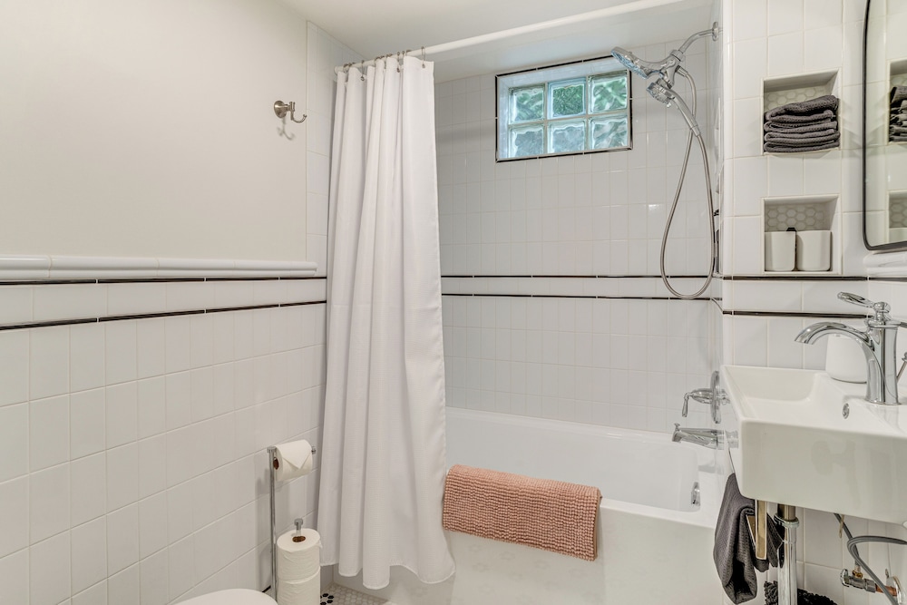 Walkable Apt w/ Off-street Parking in Cheesman!