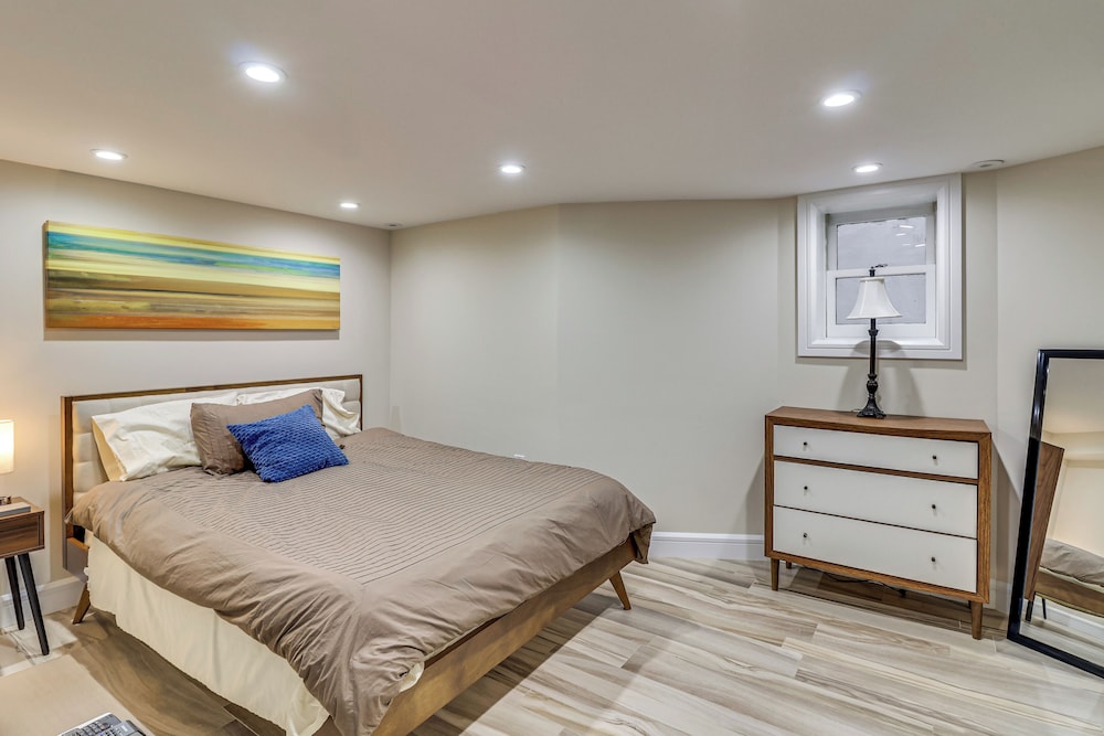 Walk to Hudson River Parks: Recently Renovated Apt