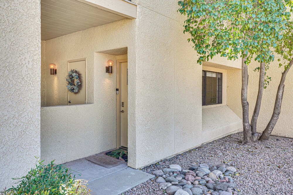 2 Mi to Tucson Mall: Condo w/ Pool & Hot Tub!