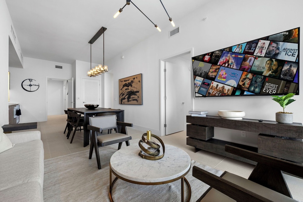 Lux Studio W City Views and Pool