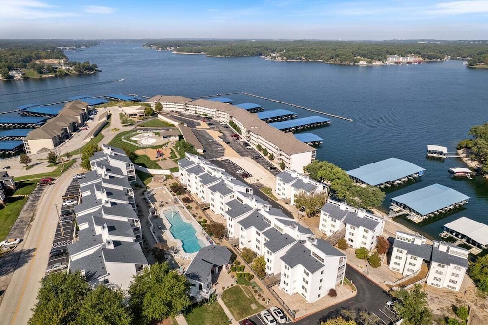 Pet-friendly Condo at Mm-19 w/ Boat Slip & Lake Views