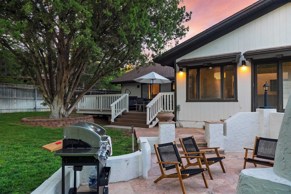 Hot Tub, Sauna & Red Rock Views Near Sedona Trails Sedona Serenity Retreat by Avantstay