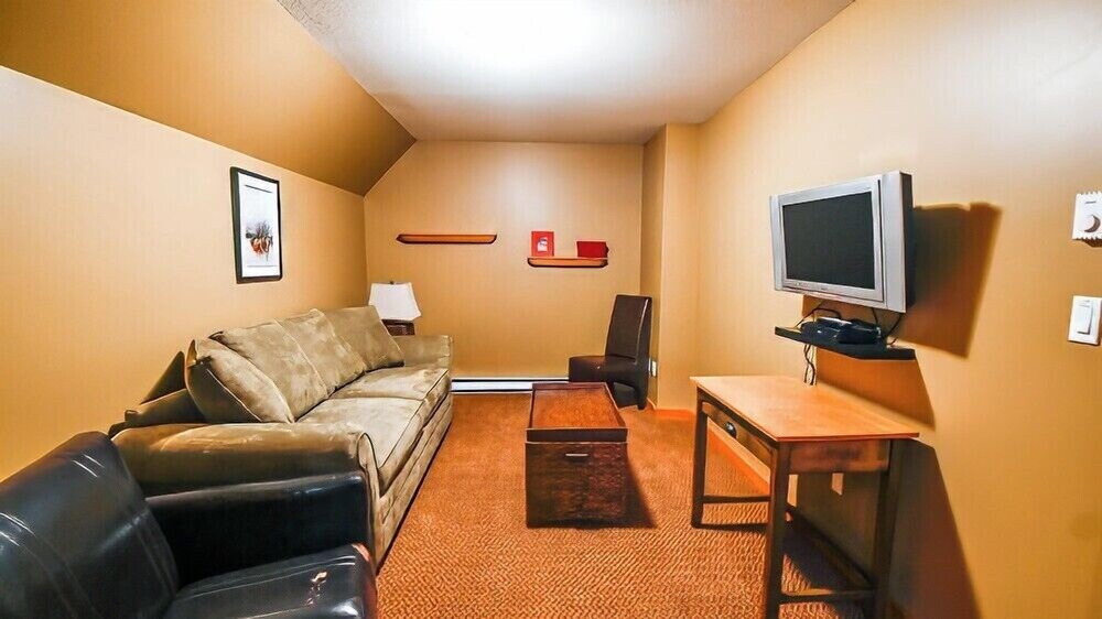 Pinnacle Ridge Chalets by Fernie Lodging