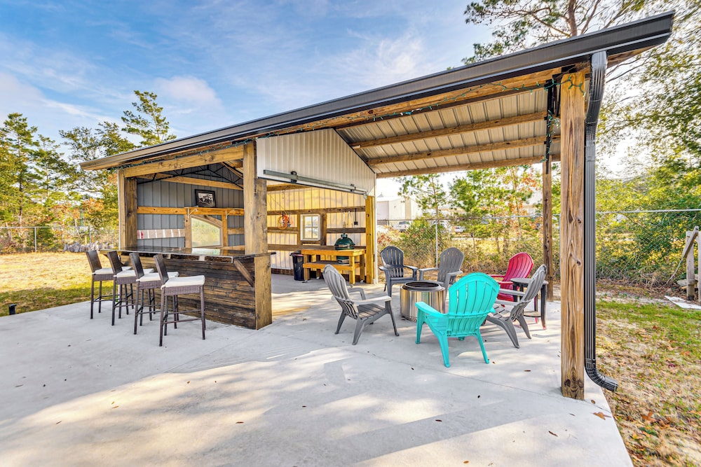 6 Mi to Navarre Beach: Spacious Family Retreat!