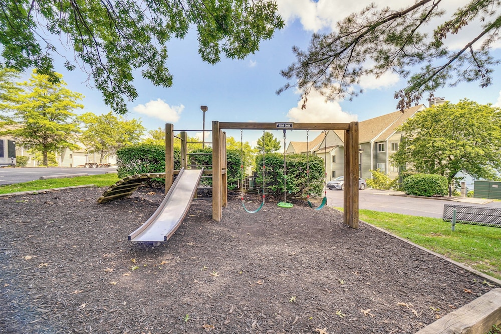 Indoor & Outdoor Pool Access! Condo 3 Mi to Gsmnp
