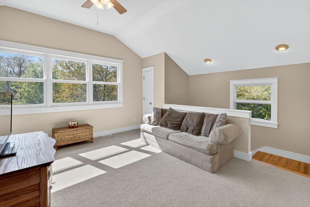Secluded Woodland Retreat Near Starved Rock Park 4 Bedroom Home