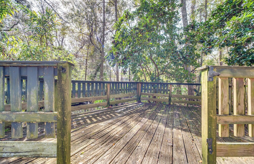 4 Mi to UF: Pet-friendly Home w/ Yard & Deck