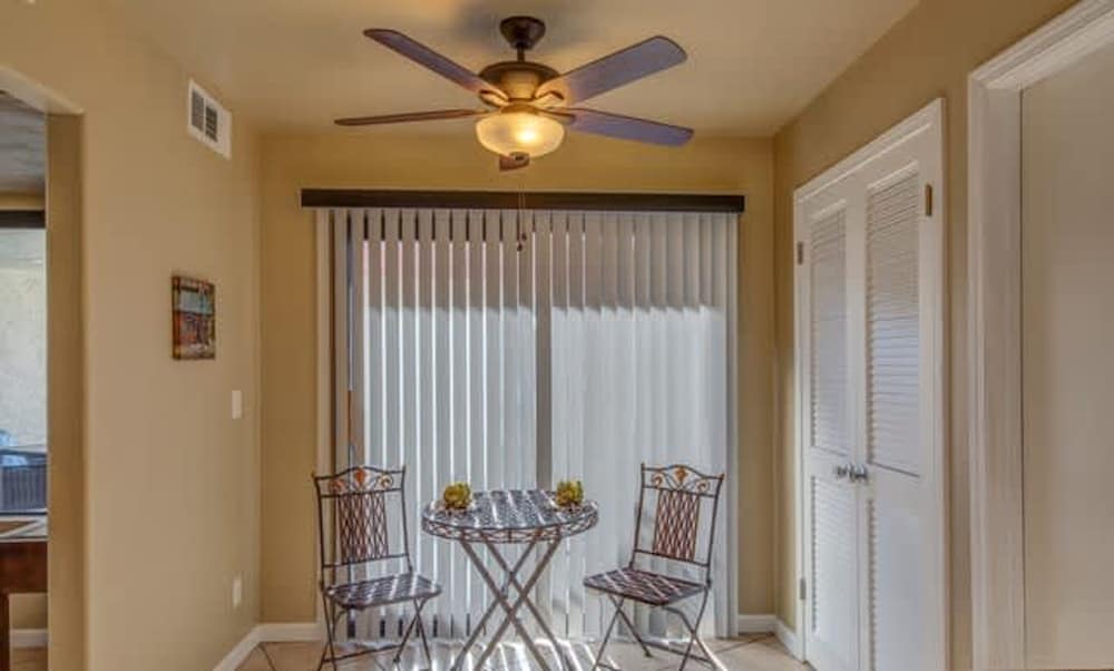 Stylish Condo With Golf Course Views