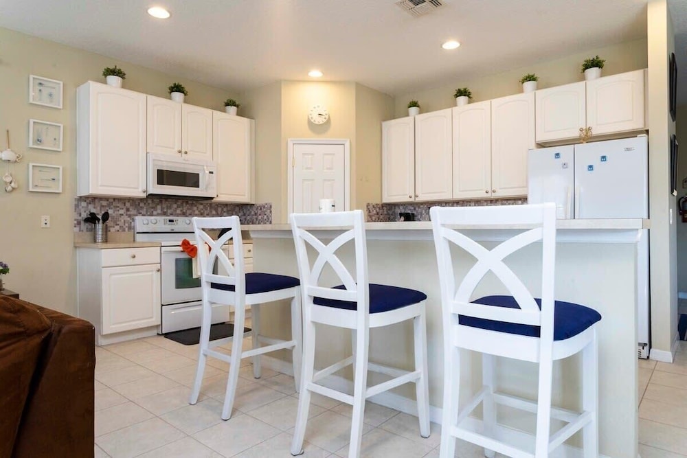Gorgeous 4 Bedroom w/ Pool Close to Disney 920