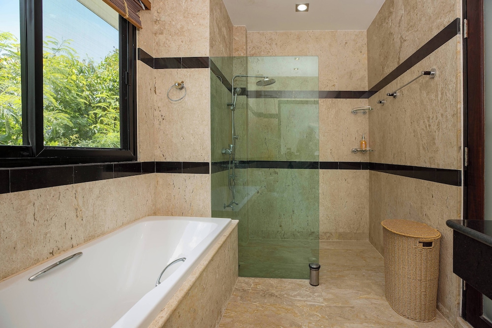 Designer 3BR Villa Silver Pool in Kamala