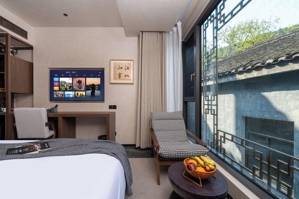 Fenghuang Yiquan River View B&B