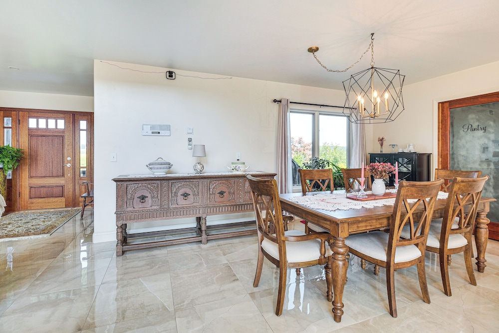 Grill Out, Play Pool: Huge Home on Lake Champlain!