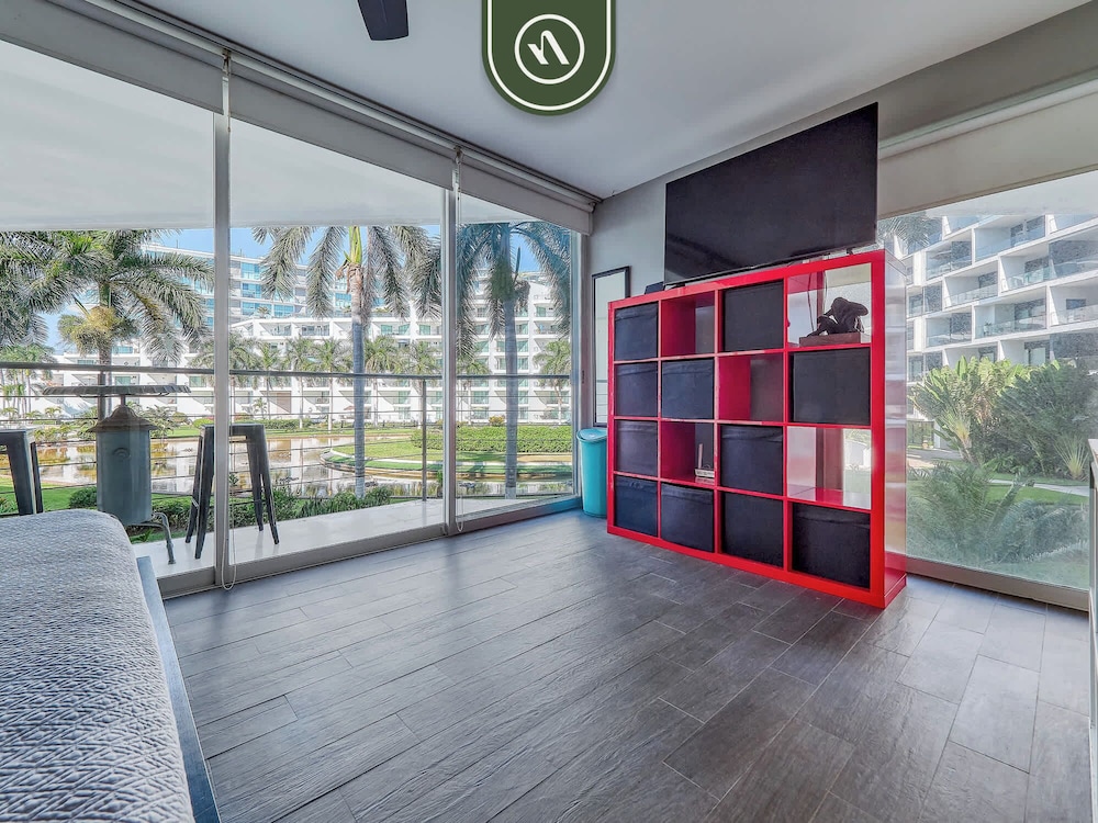 Beachfront 3BR Condo - Pool - Beach Club