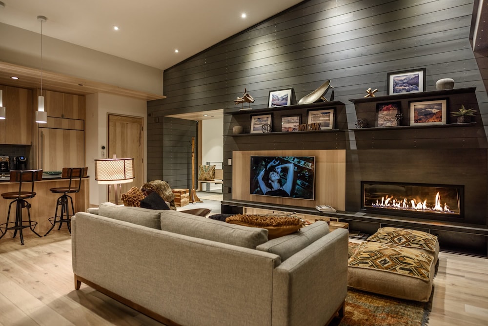 Modern Ski In Out Home Mid-mountain Northstar