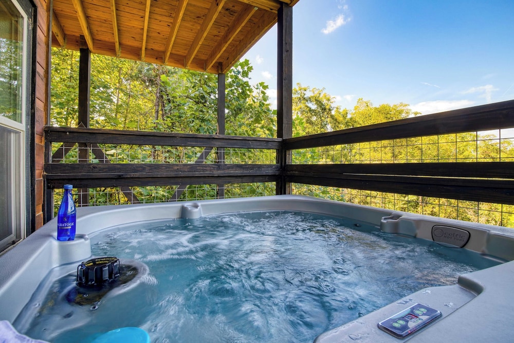 Indoor Pool, Theater, Hot Tub & Mountain Views Near Dollywood Crimson Crest by Avantstay