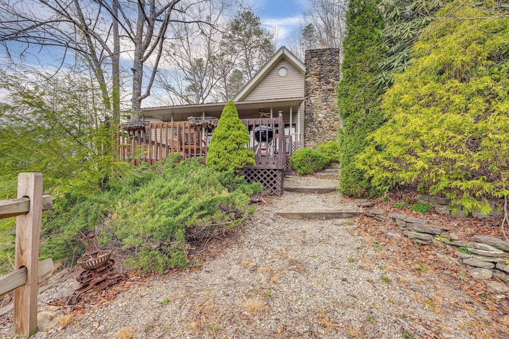 Mtn-view Home w/ Deck, Fire Pit & BBQ in Almond